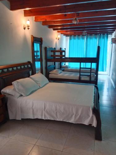 a bedroom with two bunk beds and a window at Habitaciones en Familia in San Andrés