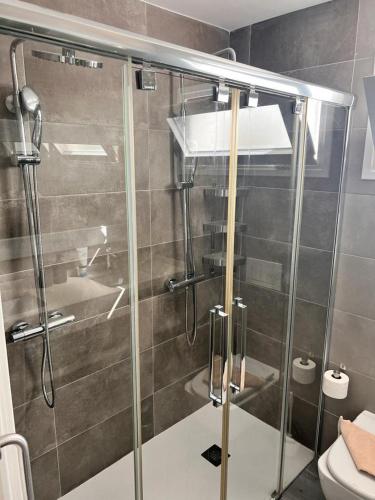 a bathroom with a shower and a toilet at Apartamento Coral Bay by Vacanzy Collection in Corralejo