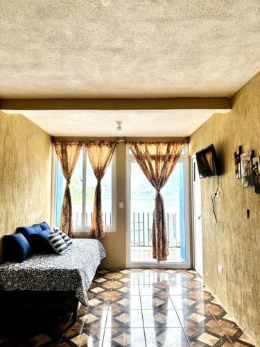 Nicolas House #2 with Lake Atitlán View في سان بيدرو لا لاغونا: غرفة نوم بسرير ونافذة كبيرة