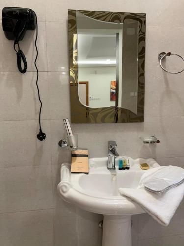 a bathroom with a sink and a mirror at شقق هدوء الليالي للشقق المخدومة in Khamis Mushayt