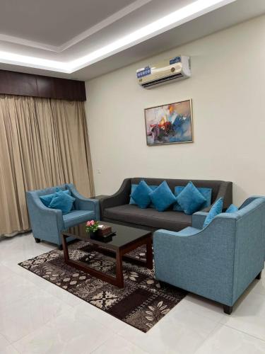 a living room with two couches and a table at شقق هدوء الليالي للشقق المخدومة in Khamis Mushayt