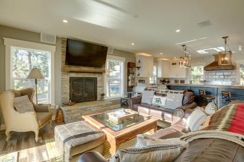 Posezení v ubytování Lake Tahoe Views and Hot Tub Stunning Luxury Home!