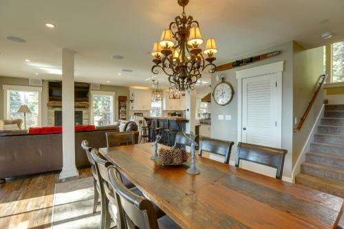 Posezení v ubytování Lake Tahoe Views and Hot Tub Stunning Luxury Home!