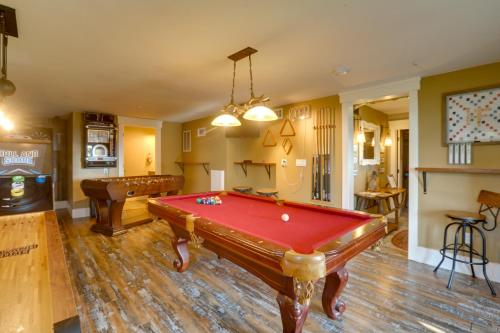 Biliár nebo kulečník v ubytování Lake Tahoe Views and Hot Tub Stunning Luxury Home!