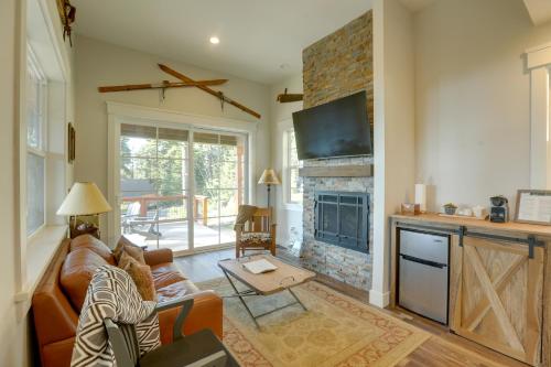 Kuchyň nebo kuchyňský kout v ubytování Lake Tahoe Views and Hot Tub Stunning Luxury Home!