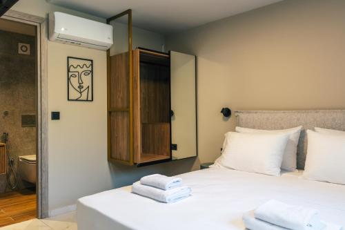 a bedroom with a bed with towels on it at Isla Villas & Suites in Balíon