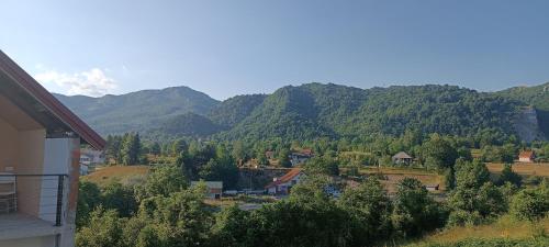 コラシンにあるVila Jasminaの山々を背景にした渓谷の景色