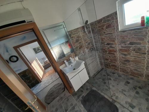 コラシンにあるVila Jasminaの洗面台とシャワー付きのバスルーム