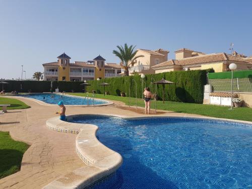 Bazén v ubytovaní Apartamento MonteGolf con TERRAZA PRIVADA alebo v jeho blízkosti