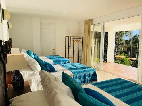 聖卡塔里納帕洛波的住宿－Villa Palopo，一间带两张床的卧室和一个阳台