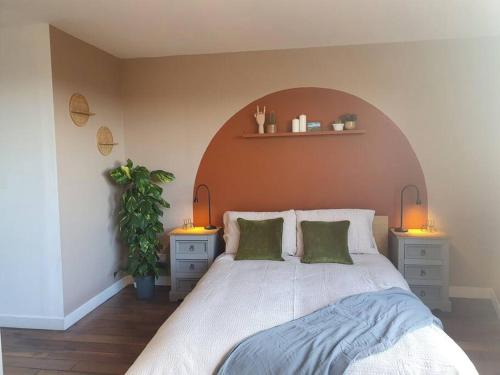 愛丁堡的住宿－Rooftop Retreat，一间卧室配有一张带2个床头柜的大床
