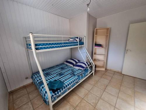 a bedroom with a bunk bed in a room at location toussaint in Rivière-Pilote