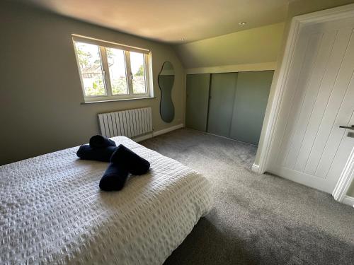 um quarto com uma cama e uma janela em Park View Apartment em Toddington