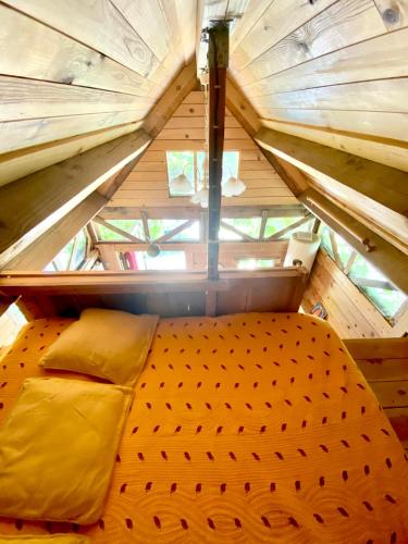 - une vue de tête sur un lit dans une petite maison dans l'établissement la colline seive, à Boulieu-lès-Annonay