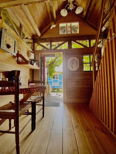 Ce chalet en bois dispose d'une table et d'un escalier. dans l'établissement la colline seive, à Boulieu-lès-Annonay
