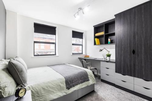 Кровать или кровати в номере Hot Deal - Luxury Apartment close to Leeds City Centre