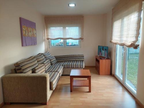 sala de estar con sofá y mesa en Apartamento cerca de la playa, en Finisterre