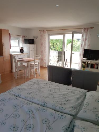 シュトラールズントにあるBungalowのベッドルーム1室(ベッド1台付)、キッチン(テーブル付)