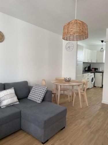 un salon avec un canapé et une table dans l'établissement Cocoon close to the sea 100 meters from the beach, à Palavas-les-Flots