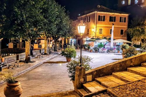 una calle por la noche con un semáforo y un edificio en NIDO DI ELEONORA, en Poggio