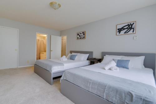 2 camas en un dormitorio con paredes blancas en Awesome 2 BR Condo @Crystal City With Gym en Arlington