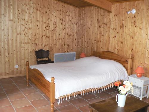 une chambre avec un lit, une table et une chaise dans l'établissement Le Relais de Vazeille, à Saint-Maurice-dʼIbie