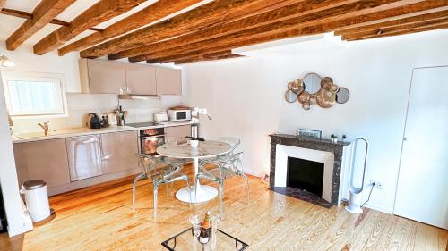 un salon avec une table et une cheminée dans l'établissement Casalionelparis : Your home in the heart of Paris, à Paris