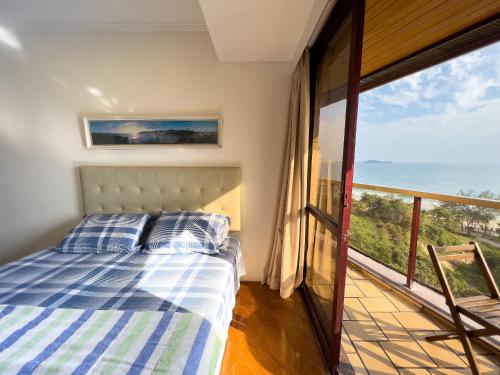 um quarto com uma cama e vista para o oceano em Camarote VIP Vista Mar e Por do Sol em Ipanema A1-009 no Rio de Janeiro