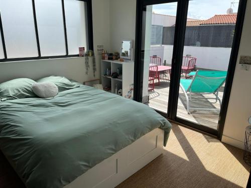 een slaapkamer met een bed en een balkon bij Bubble House in La Rochelle