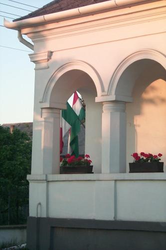 a building with a flag on the side of it at Agriturismo Villa Carlotta in Szilvásvárad