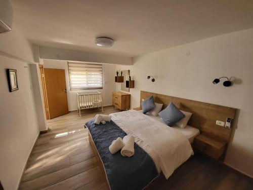 een slaapkamer met een groot bed met 2 kussens bij Maria's GuestHouse - Uphill View of Nazareth F in Nazareth