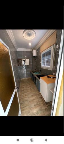una pequeña cocina con fregadero y encimera en Spacious 2 bedrooms apartment, en Alhucemas