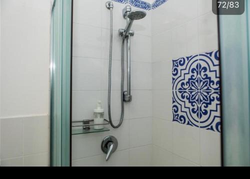 y baño con ducha y puerta de cristal. en Casa Veda elegant Rooms, en Fiumefreddo di Sicilia