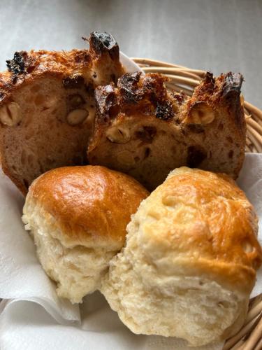 een bord met eten, brood en koekjes bij l'Aod, maison d'hôtes insulaire in Lampaul