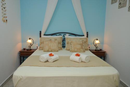 ein Schlafzimmer mit einem Bett mit Handtüchern darauf in der Unterkunft nikola's house in Adamas