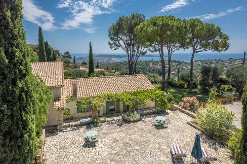 - une vue aérienne sur une maison avec un jardin dans l'établissement Domaine des Encourdoules, à Vallauris
