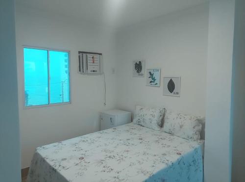 a bedroom with a bed and a window at Pousada e Hotel Malibu in Paulista