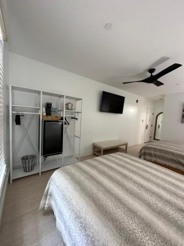 1 dormitorio con 1 cama y ventilador de techo en Elaine's Cape May Boutique Hotel, en Cape May