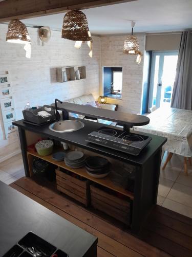 Dapur atau dapur kecil di LA TERRASSE AUX HIRONDELLES avec SPA maison 80m2 2 chambres 2 salles de bains