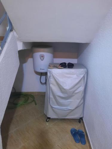 baño pequeño con aseo y mesa en una habitación en Mini villa, en Saidia 