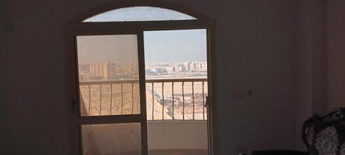 uma janela aberta com vista para uma cidade em Egypt, Cairo,Near City center , Maadi no Cairo