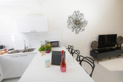 Η κουζίνα ή μικρή κουζίνα στο JTower Royal Suites - Alefimmoed