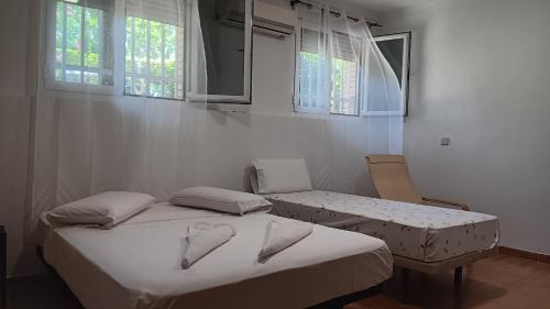 Ένα ή περισσότερα κρεβάτια σε δωμάτιο στο Apartamento y Habitaciones El Colmenar