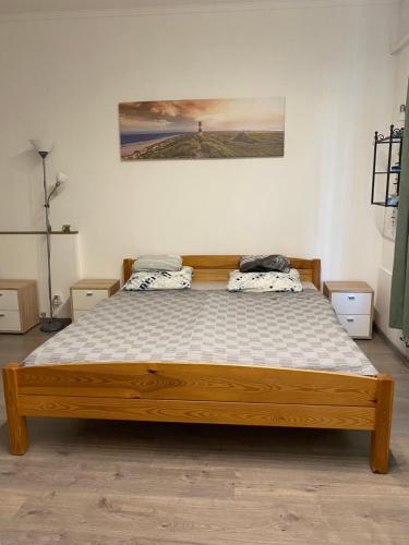 巴拉頓萊萊的住宿－Lucky Apartmanház，一间卧室,卧室内配有一张木床