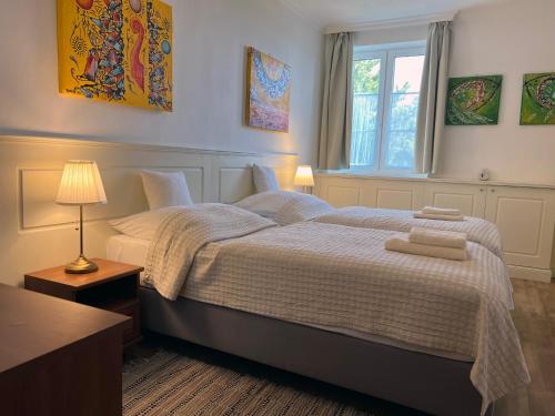 Un dormitorio con una cama con dos toallas encima. en Penzión TOKAJ MACIK WINERY Guesthouse, en Malá Tŕňa