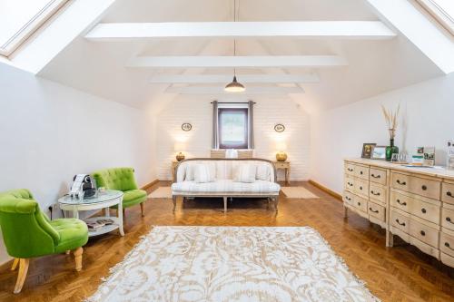 1 dormitorio con 1 cama, mesa y sillas en The real relaxation at winery en Somlószőlős