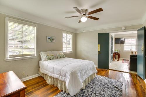 Postel nebo postele na pokoji v ubytování 8 Mi to French Quarter Quiet Jefferson Home