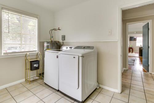 Kuchyň nebo kuchyňský kout v ubytování 8 Mi to French Quarter Quiet Jefferson Home