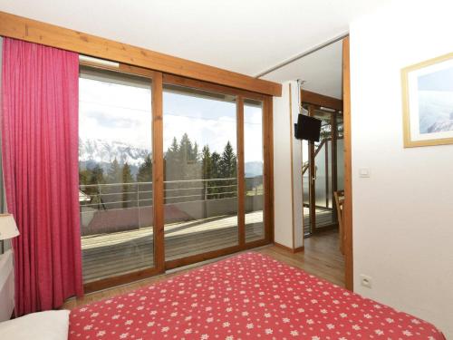 Schlafzimmer mit einem großen Fenster mit Aussicht in der Unterkunft Appartement Chamrousse, 3 pièces, 6 personnes - FR-1-549-78 in Chamrousse