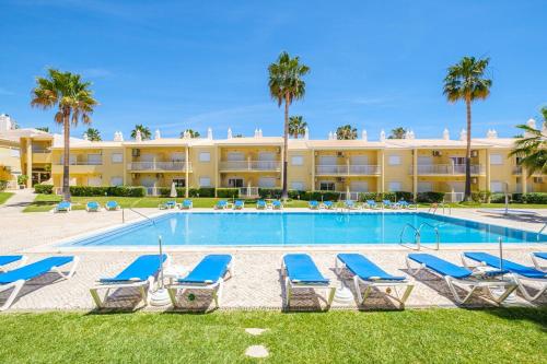 a resort pool with lounge chairs and a resort at Benjamin Apartment in Guia